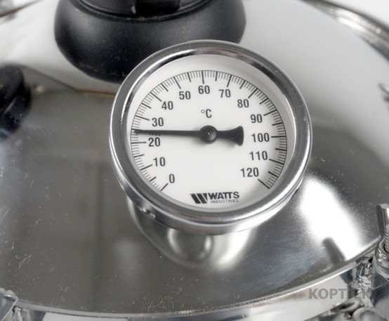 Термометр на крышке автоклава-коптильни Homa